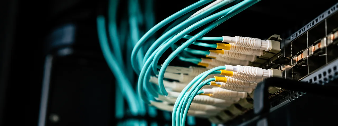 Il·lustració de connexions de xarxa i cablejat d'equipament tecnològic